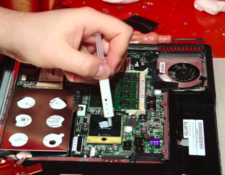 Чистка ноутбука от пыли и замена термопасты в Можайском районе Москвы